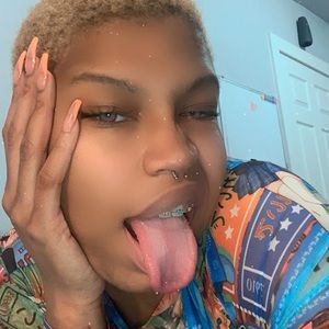 Meet your Posher, Lona